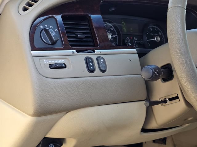 Used 2006 Lincoln Town Car Signature RWD image 18