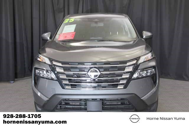 Used 2025 Nissan Rogue SV image 2