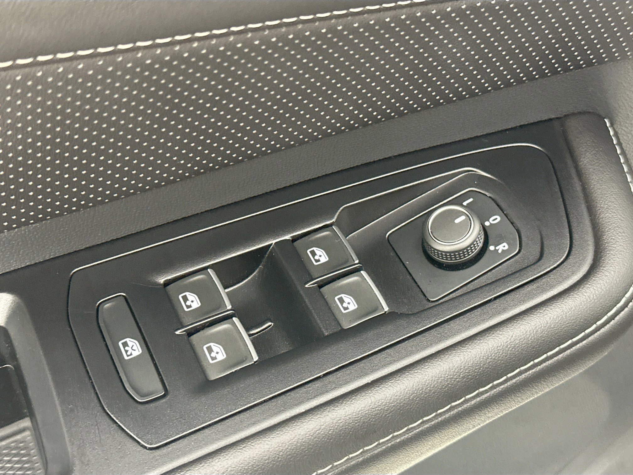 Used 2025 Volkswagen Atlas Cross Sport SE image 17