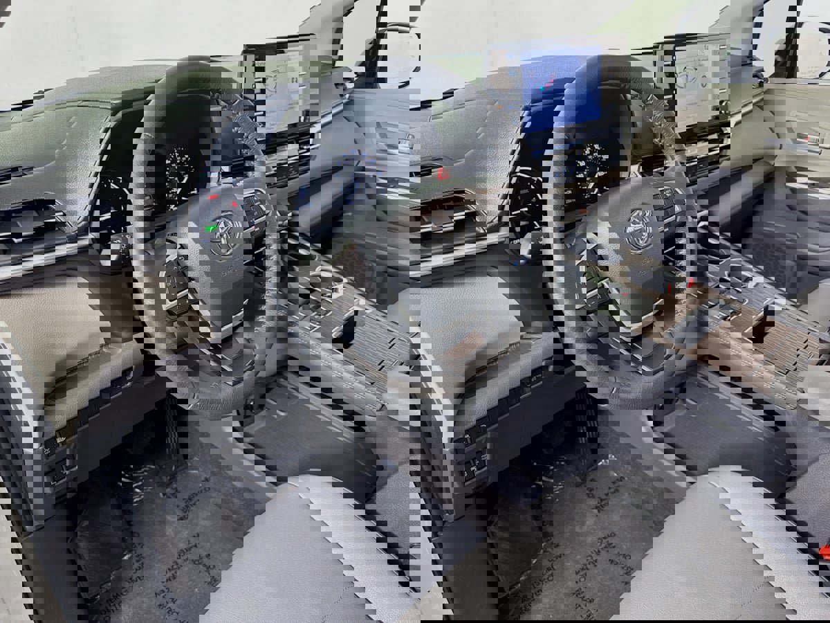 Used 2024 Toyota Sienna XLE image 9