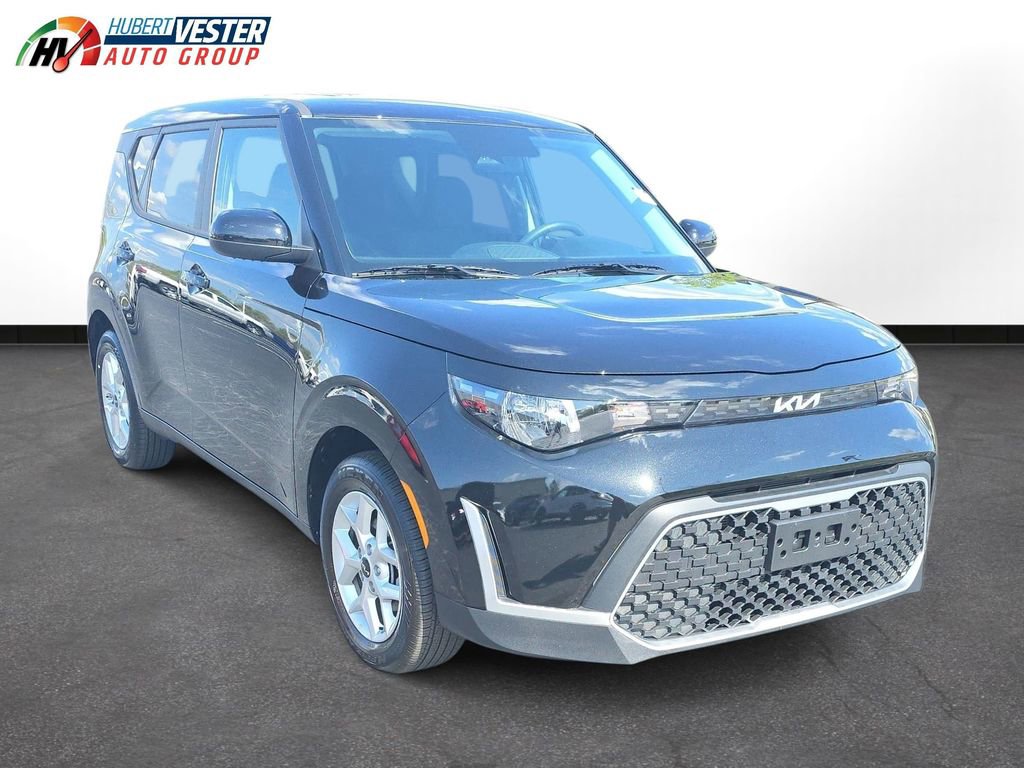 Used 2025 Kia Soul LX w/ LX Technology Package image 4