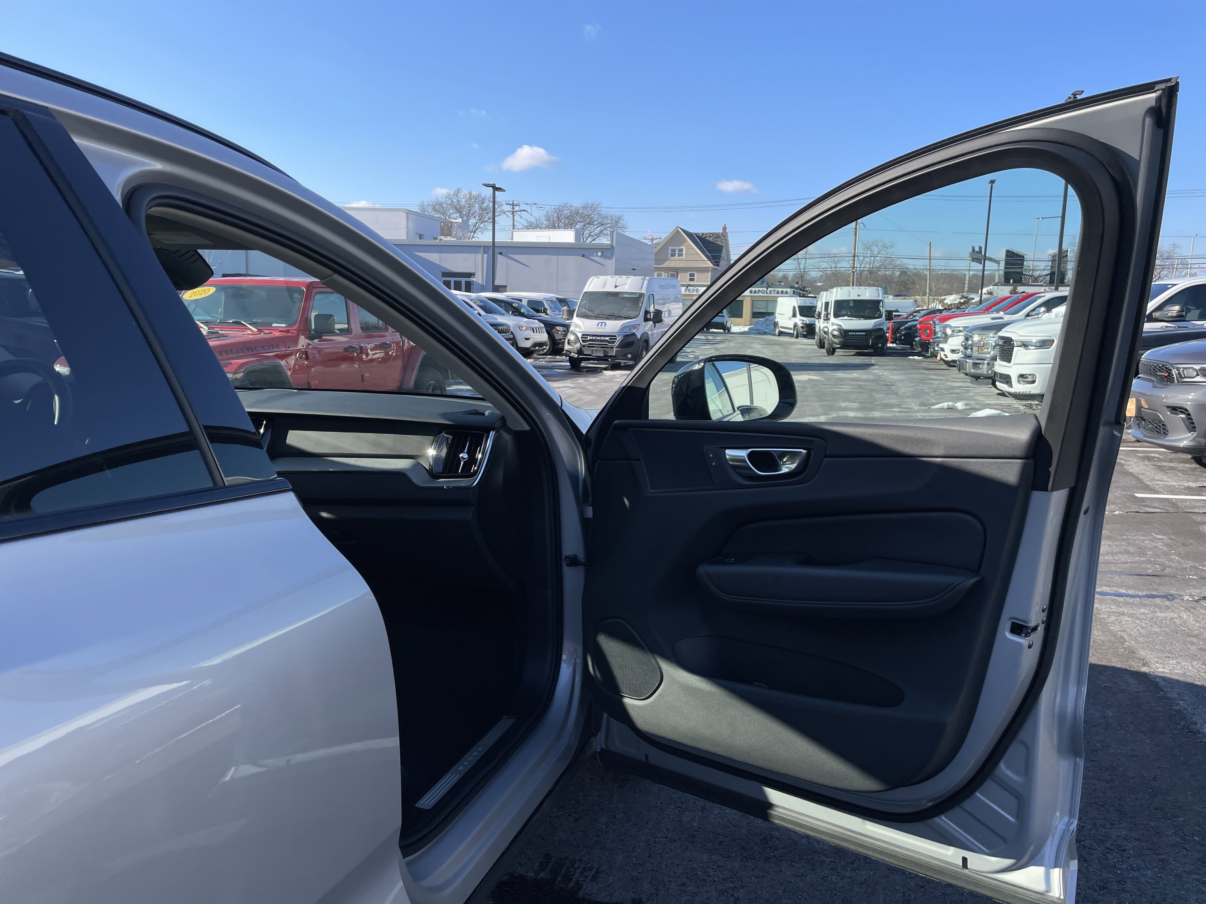 Used 2025 Volvo XC60 B5 Plus image 8