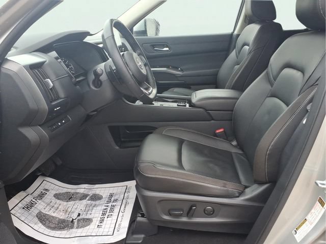Used 2025 Nissan Pathfinder SL AWD/4WD image 17