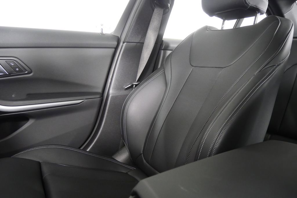 Used 2025 BMW 330i Sedan image 29
