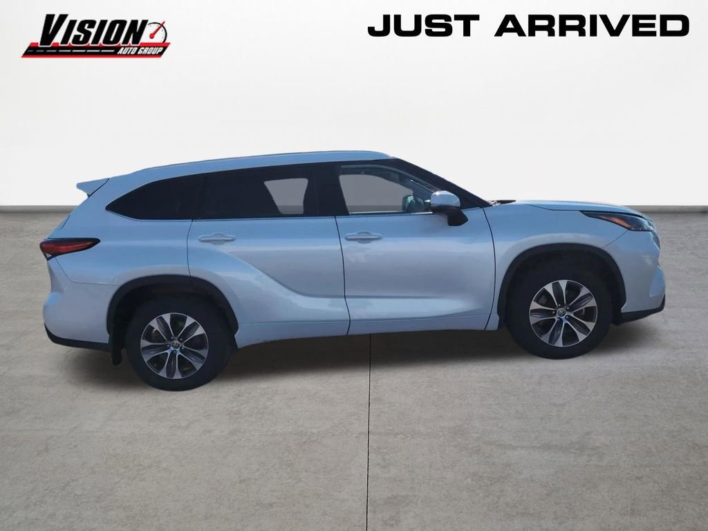 Used 2022 Toyota Highlander XLE image 4