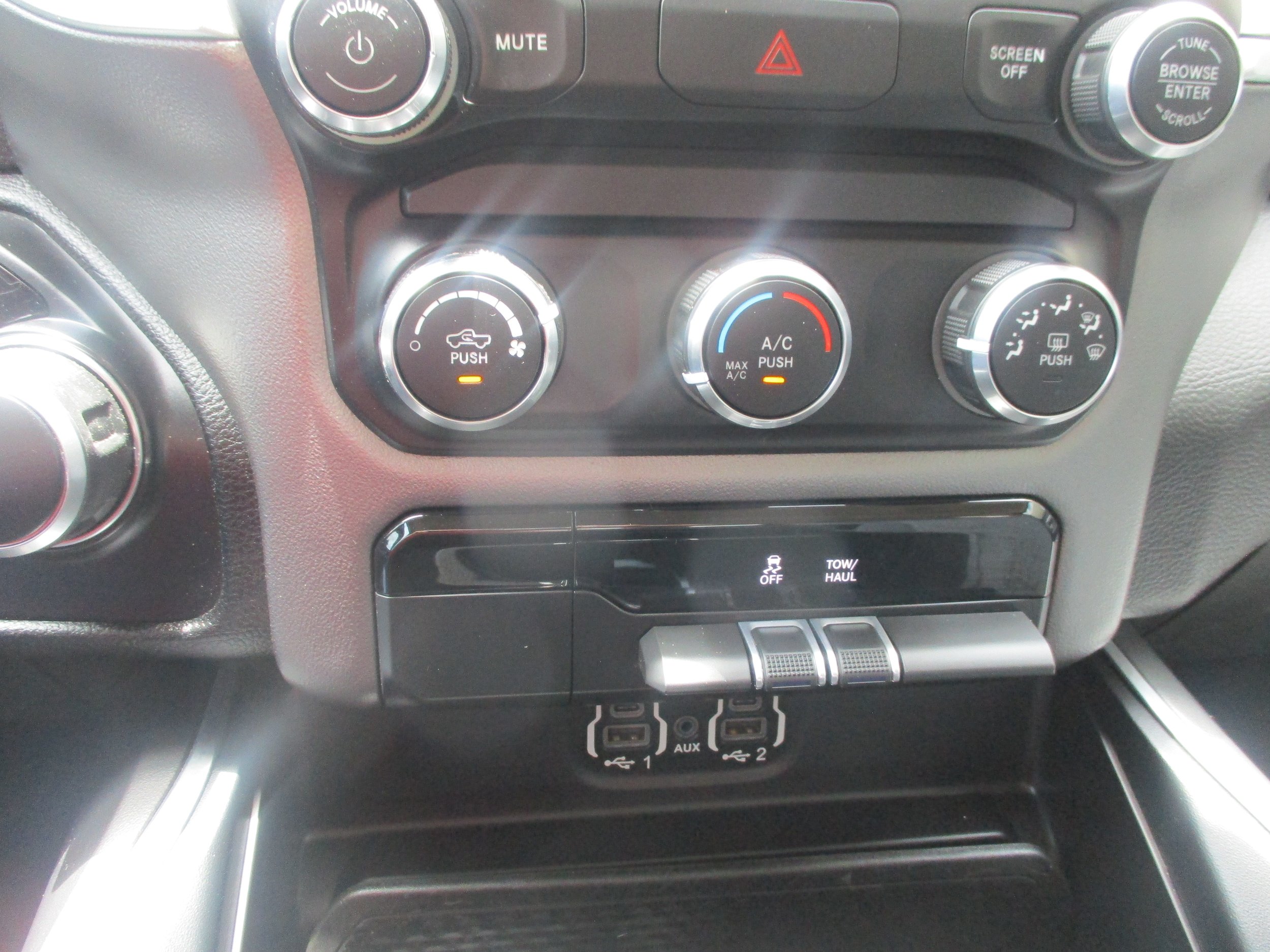 Used 2020 RAM 1500 Big Horn AWD/4WD image 11