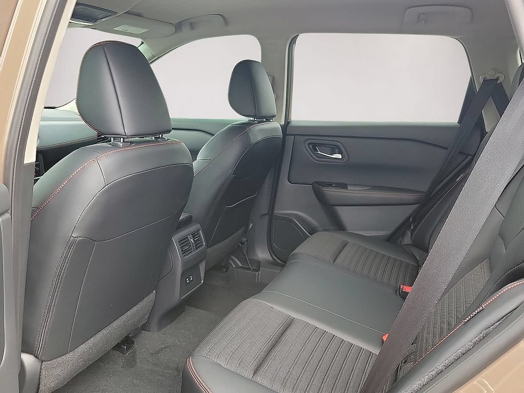 Used 2025 Nissan Rogue SV AWD/4WD image 9