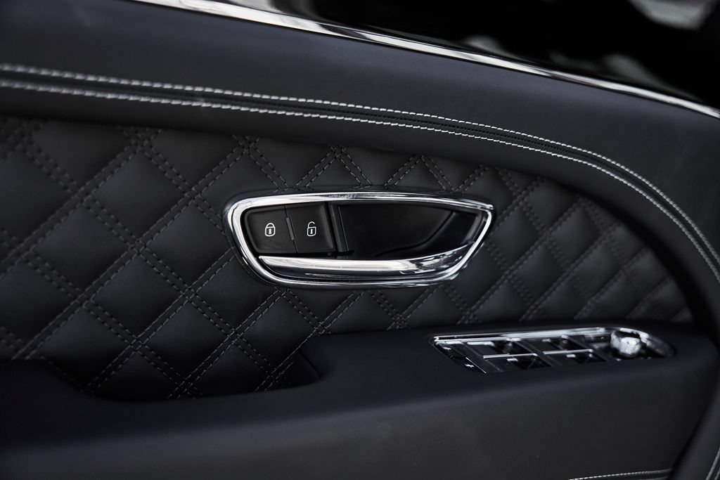 Used 2025 Bentley Bentayga AWD/4WD image 33
