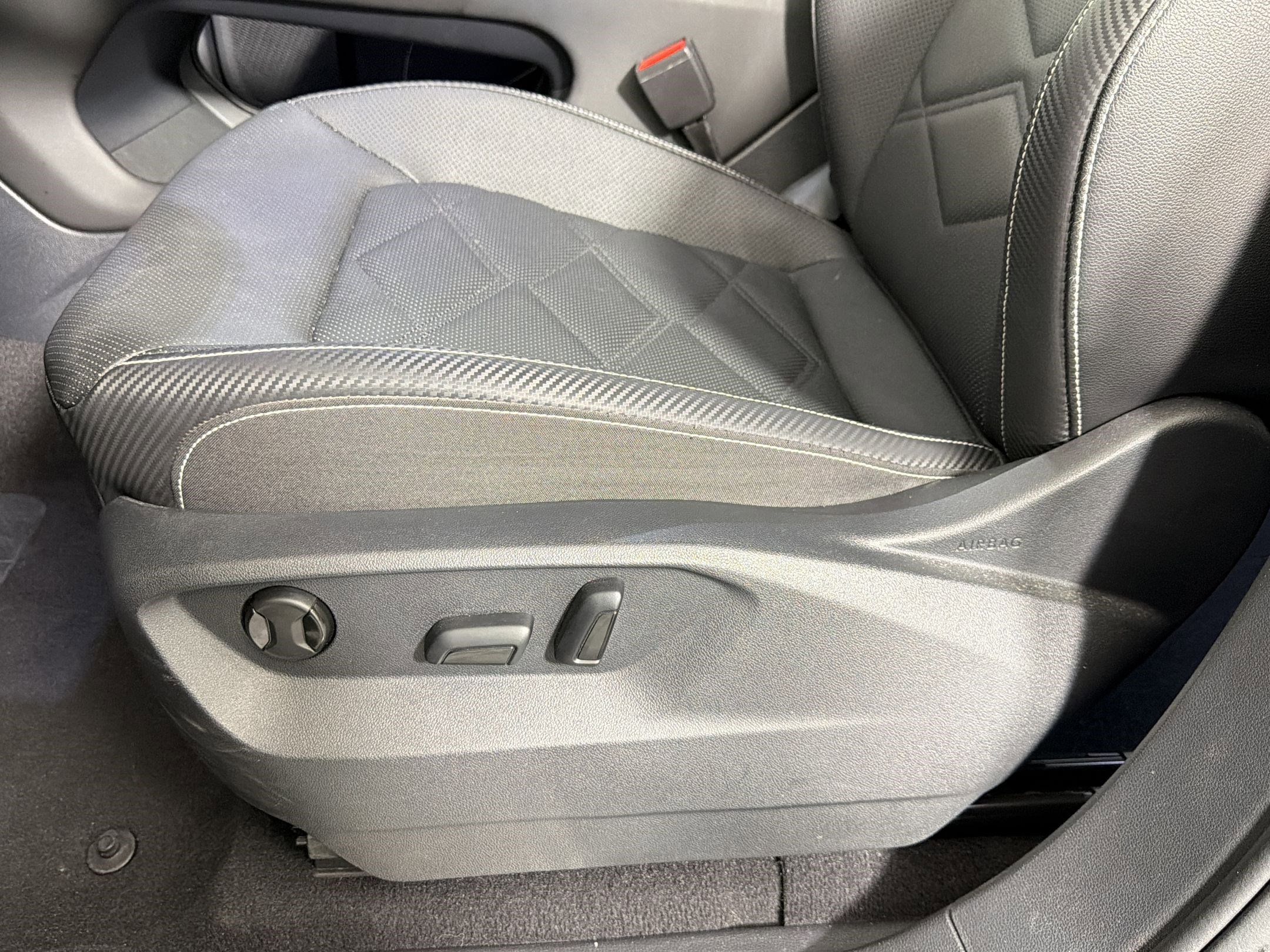 Used 2025 Volkswagen Atlas Cross Sport SE image 12