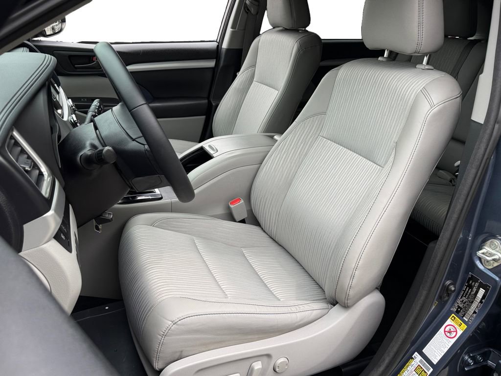 Used 2017 Toyota Highlander Plus AWD/4WD image 9