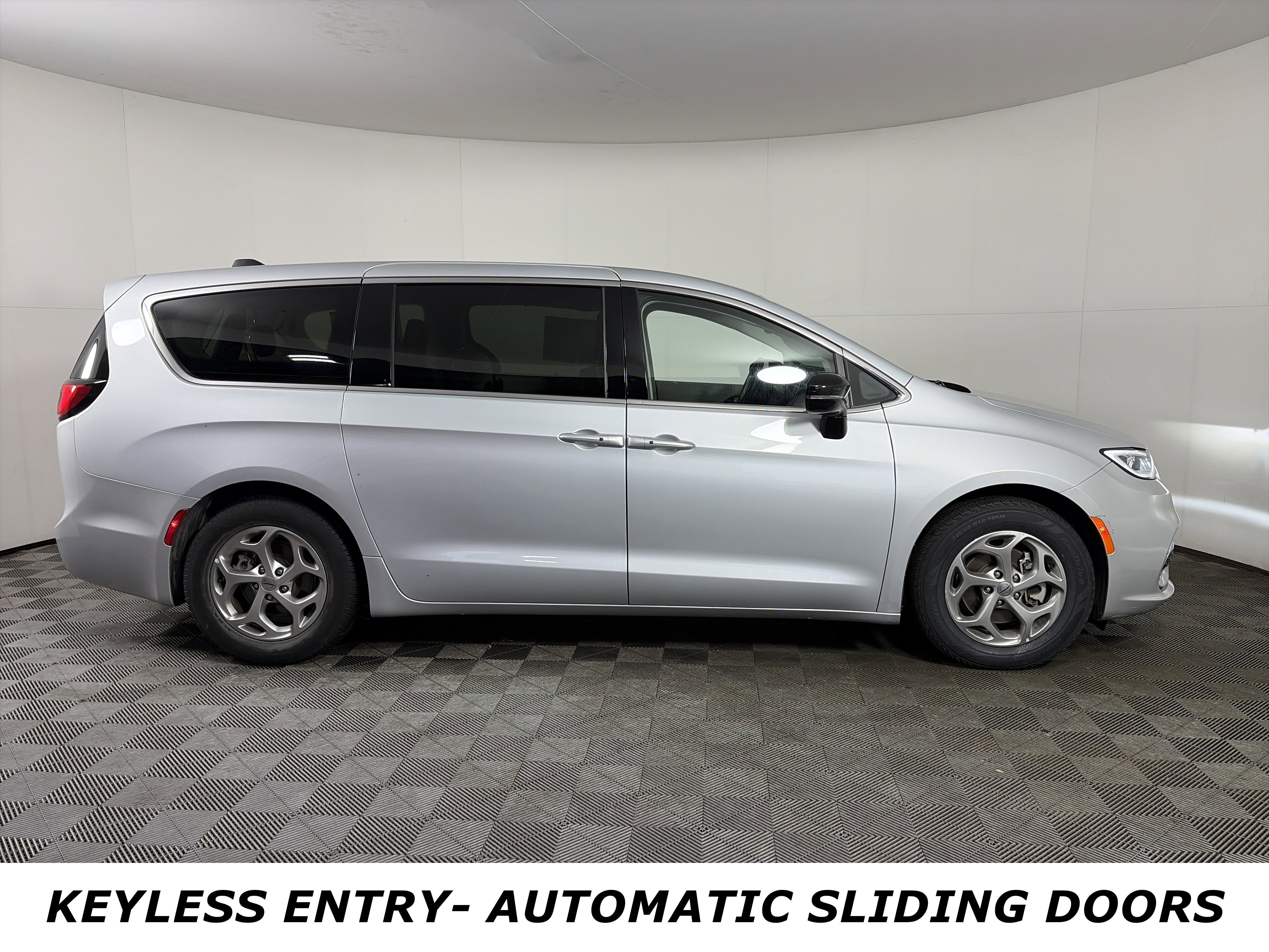 Used 2024 Chrysler Pacifica Limited image 8