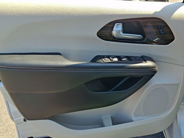 Used 2024 Chrysler Pacifica Limited FWD image 15