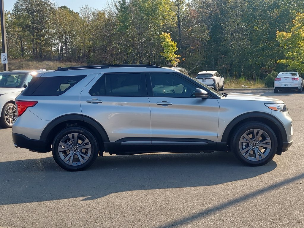 Used 2023 Ford Explorer XLT w/ Equipment Group 202A AWD/4WD image 6