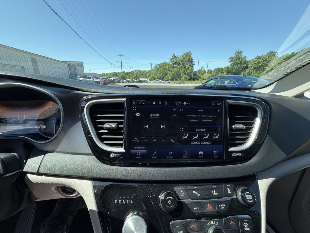 Used 2023 Chrysler Pacifica Touring-L FWD image 16