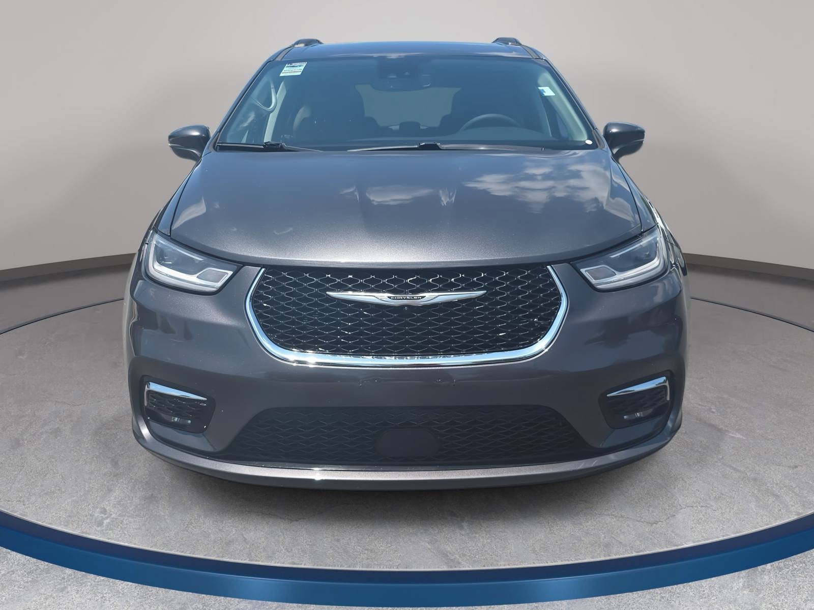 Used 2022 Chrysler Pacifica Touring-L FWD image 2