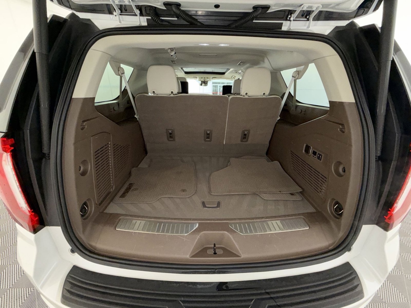 Used 2023 GMC Yukon XL Denali w/ Advanced Technology Package image 27