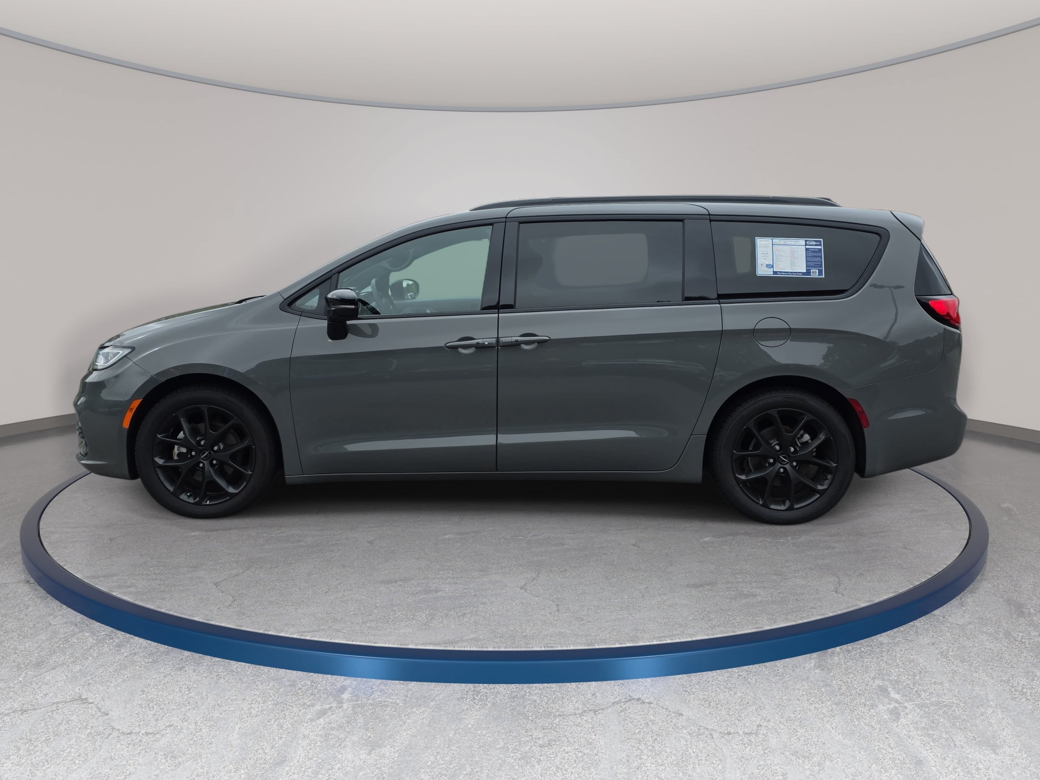 Used 2025 Chrysler Pacifica Limited FWD image 8