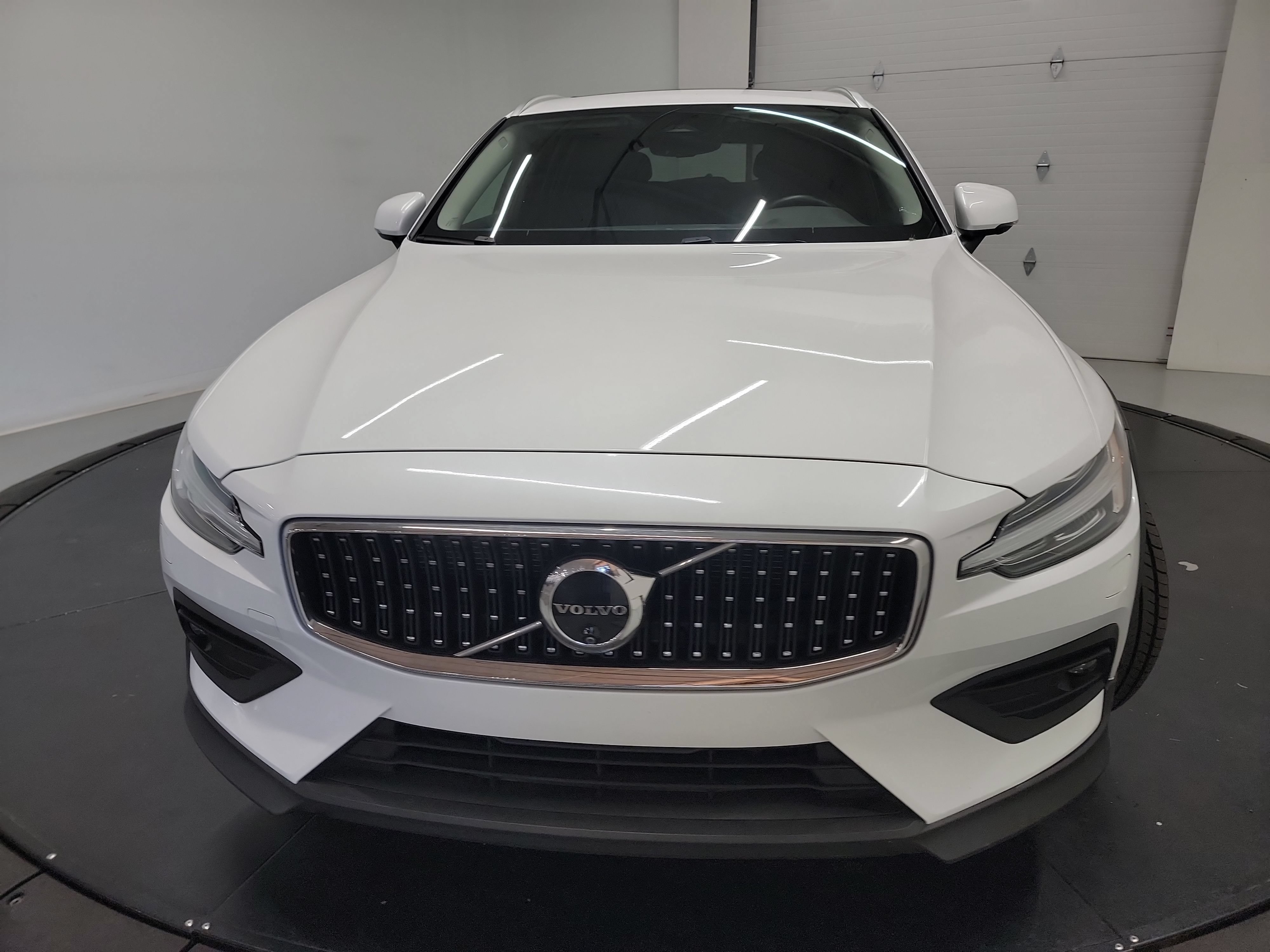 Used 2025 Volvo V60 B5 Cross Country Plus AWD/4WD image 2