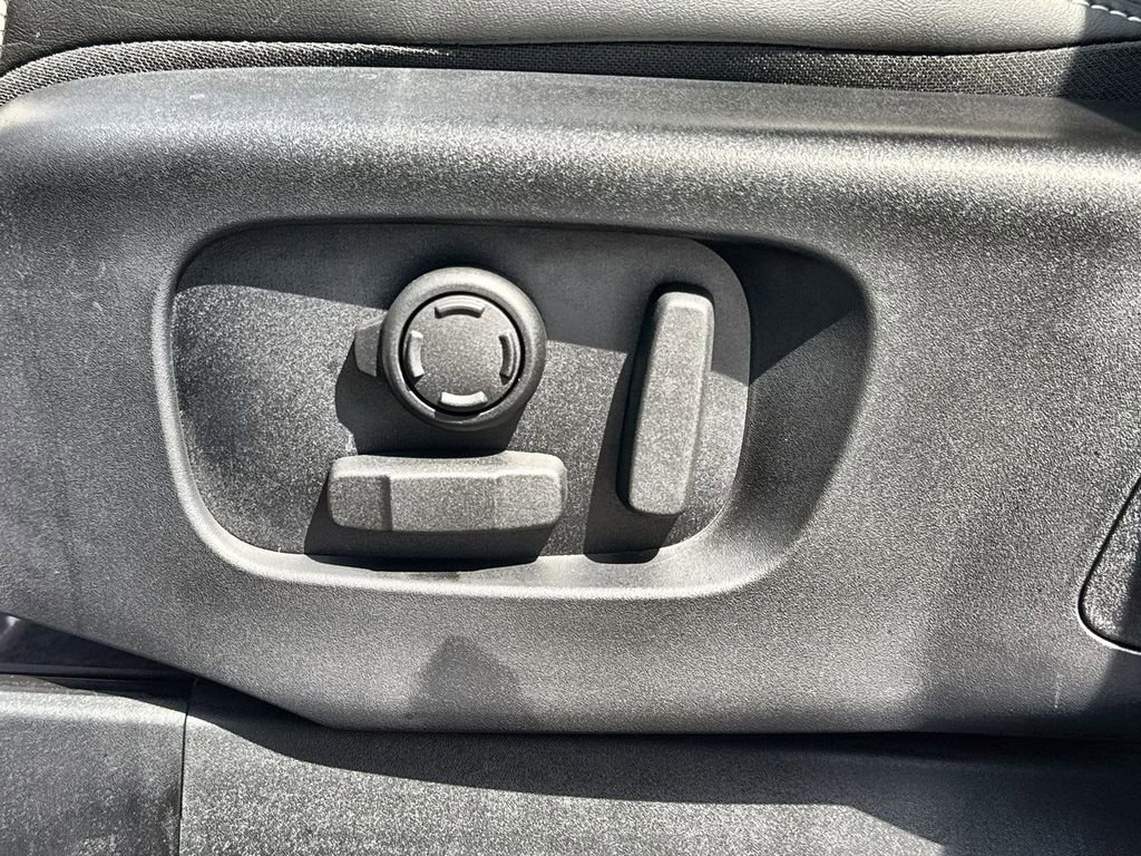 Certified 2025 Land Rover Discovery Dynamic SE image 20