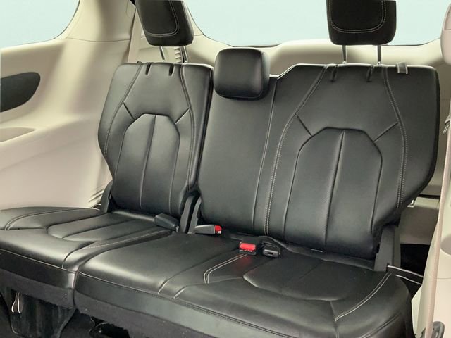 Used 2023 Chrysler Pacifica Touring-L image 14