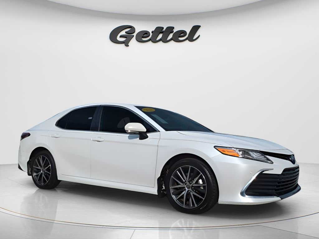 Used 2022 Toyota Camry XLE w/ Navigation Upgrade Package image 3