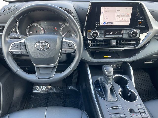 Used 2023 Toyota Highlander XLE image 3