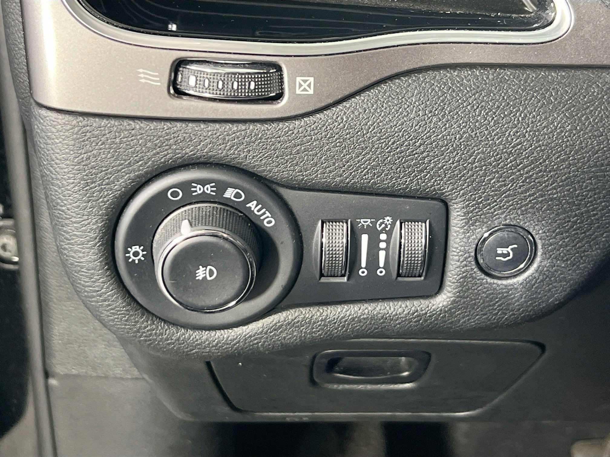 Used 2022 Jeep Cherokee Limited w/ Mopar Interior Package image 10