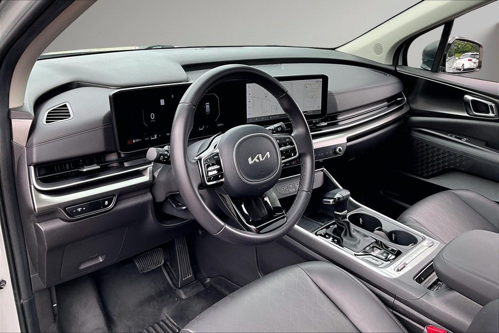 Used 2025 Kia Carnival SX w/ SX Dark Edition Package FWD image 18