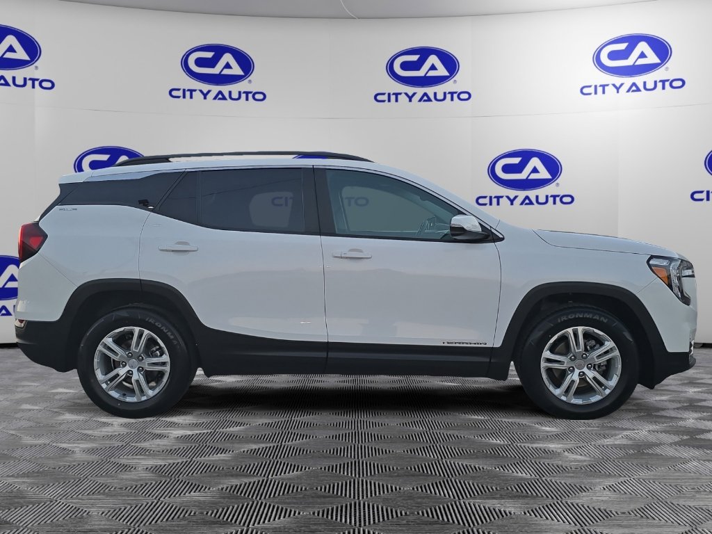 Used 2023 GMC Terrain SLE w/ Driver Convenience Package image 3