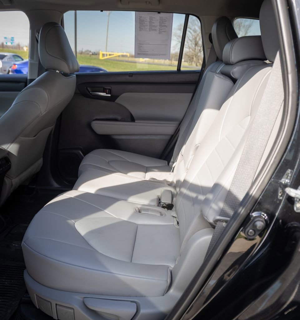 Used 2021 Toyota Highlander XLE image 25