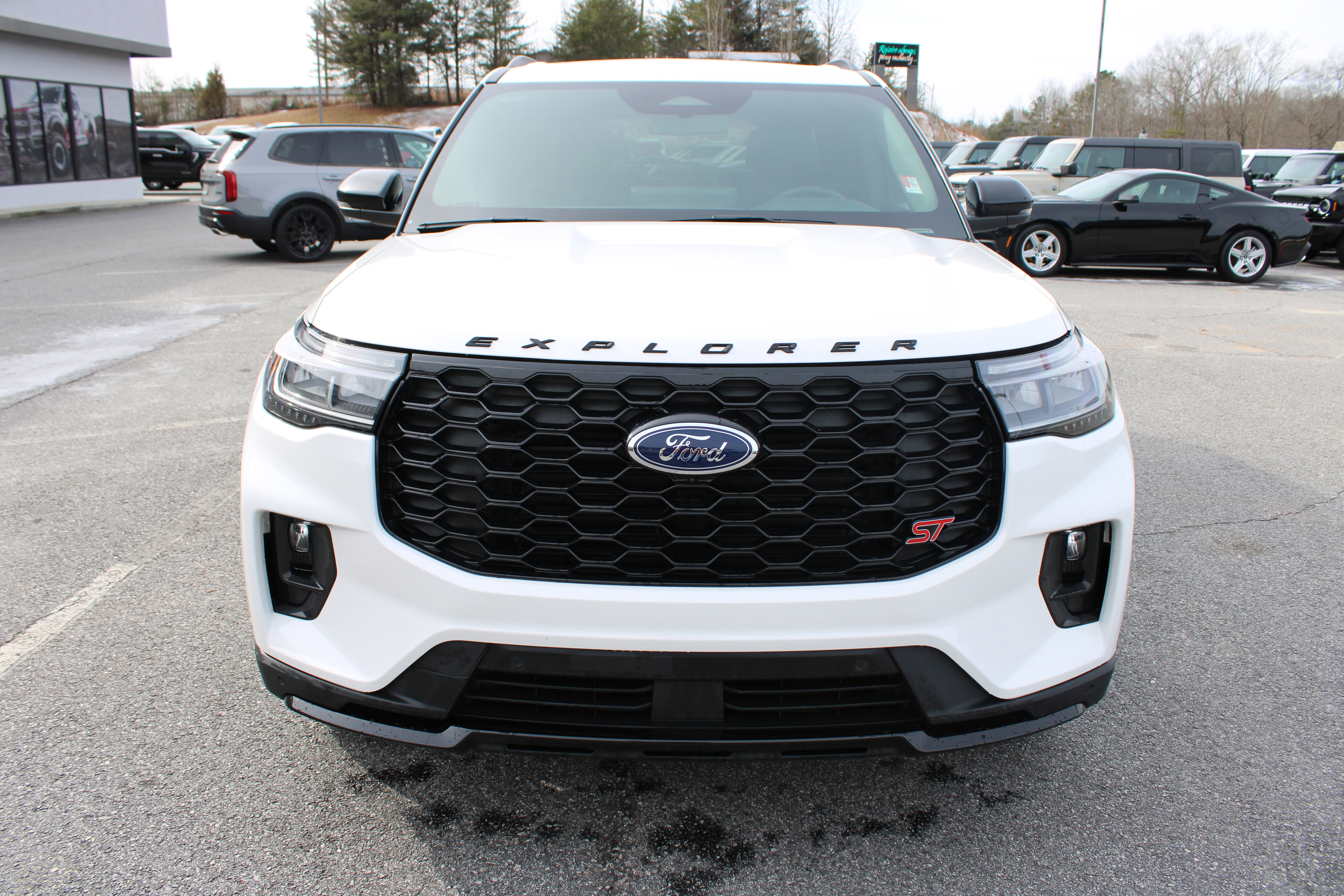 Used 2025 Ford Explorer ST image 3