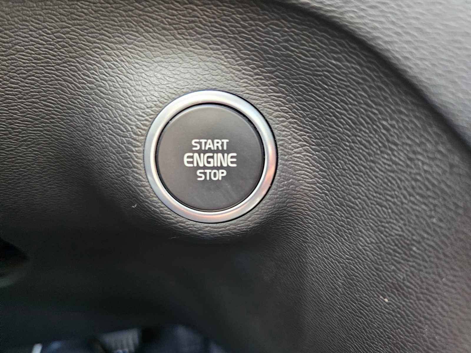 Certified 2023 Volvo XC40 B5 Plus w/ Driver Assist Package AWD/4WD image 33