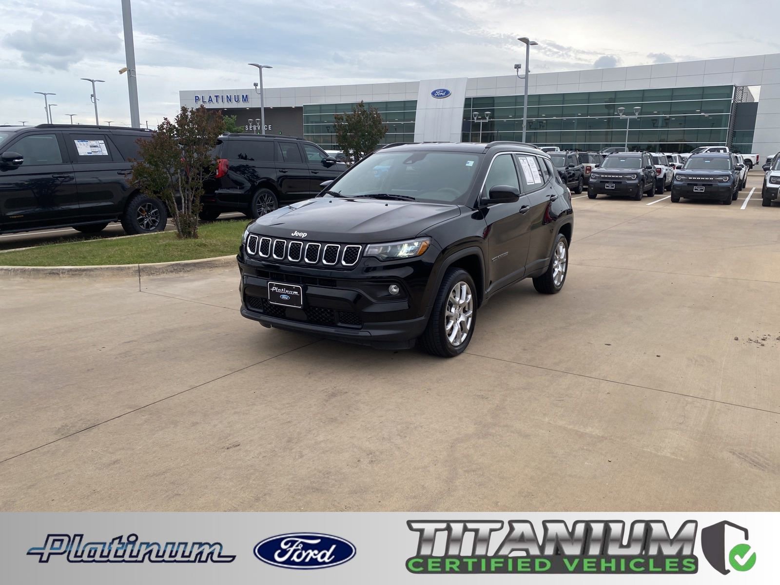Used 2023 Jeep Compass Latitude AWD/4WD image 1