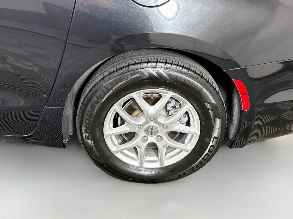Used 2024 Chrysler Pacifica Touring-L FWD image 36