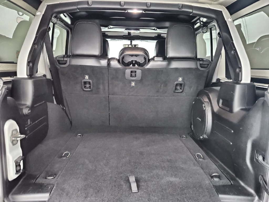 Used 2018 Jeep Wrangler Unlimited Sahara AWD/4WD image 34