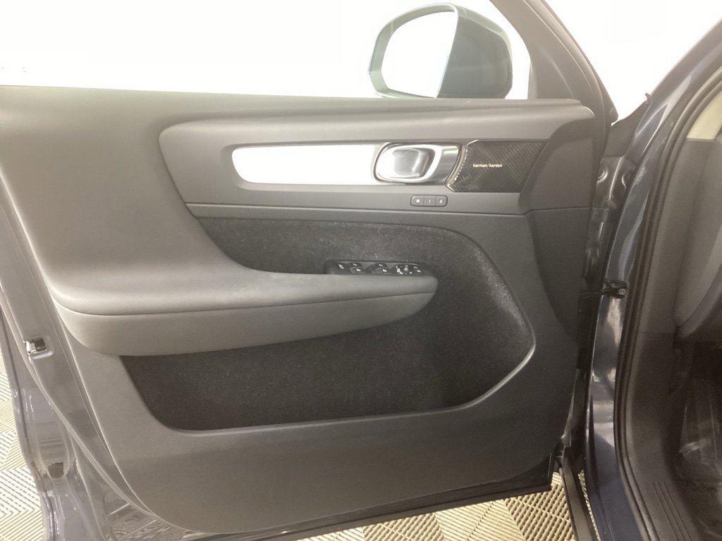 Used 2021 Volvo XC40 T5 Momentum w/ Premium Package image 16