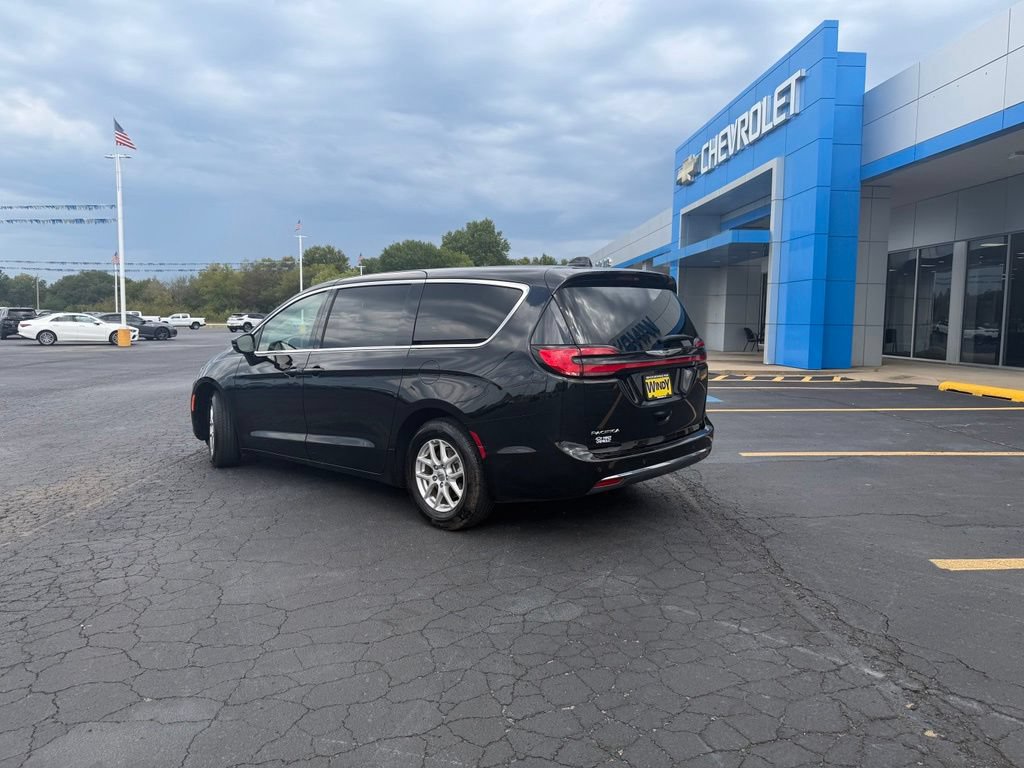 Used 2025 Chrysler Pacifica Select FWD image 3