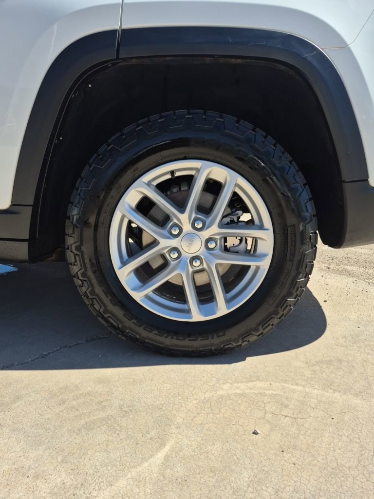 Used 2023 Jeep Grand Cherokee Laredo X image 10