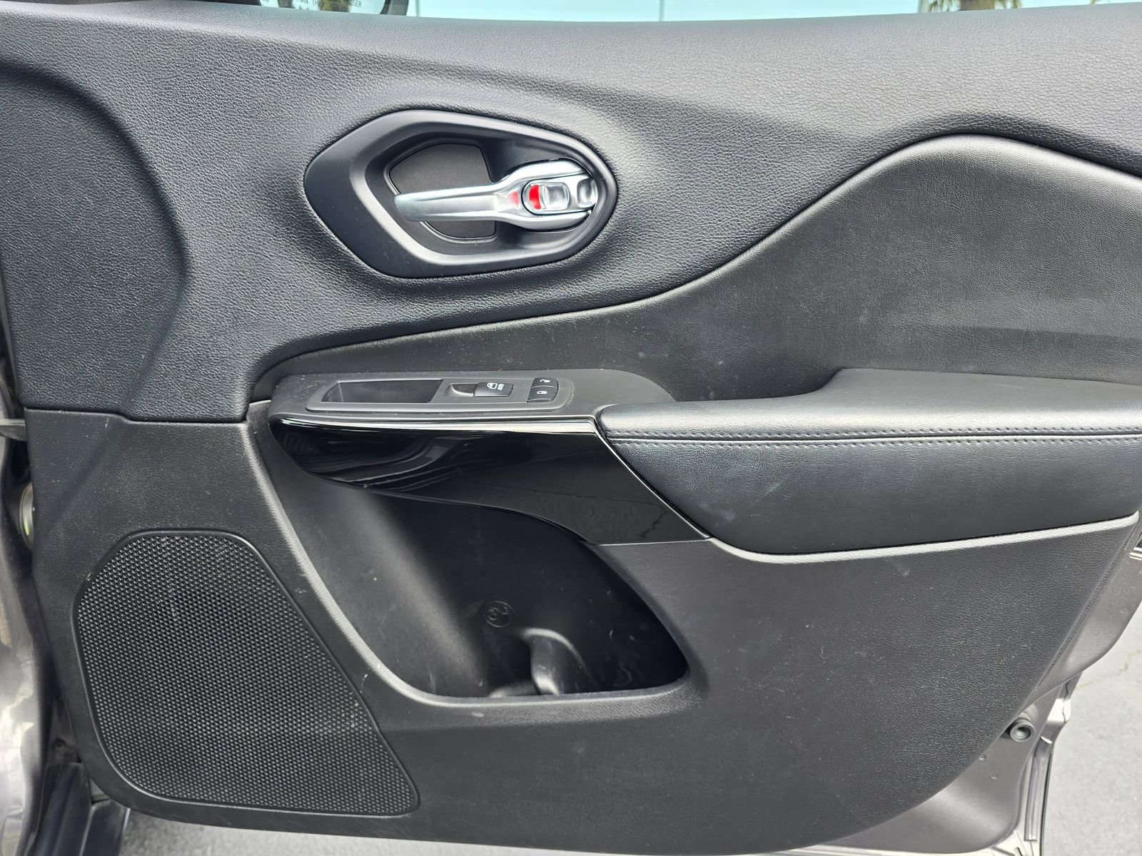 Used 2019 Jeep Cherokee Latitude Plus AWD/4WD image 38