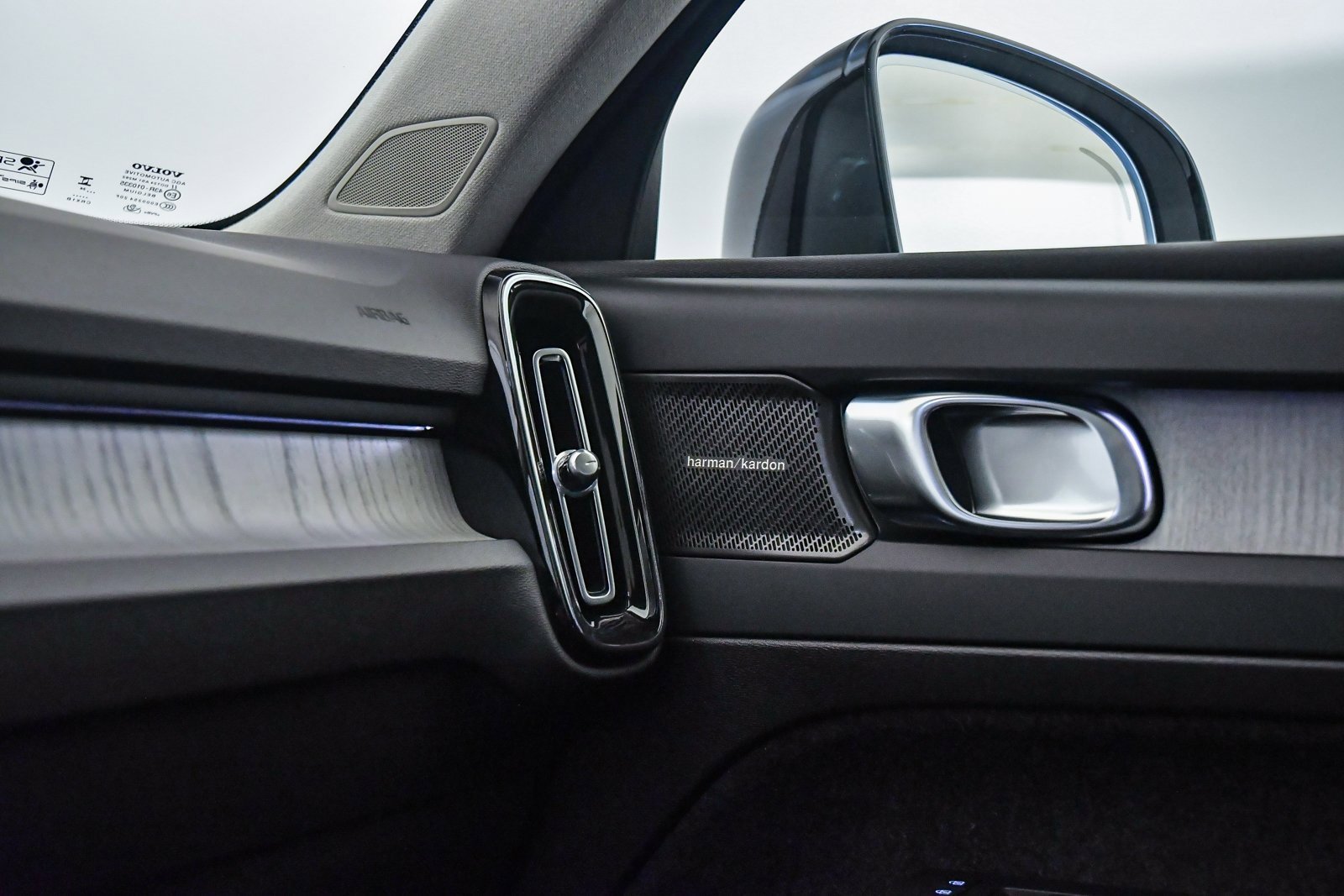 Used 2025 Volvo XC40 B5 Ultra w/ Climate Package image 25