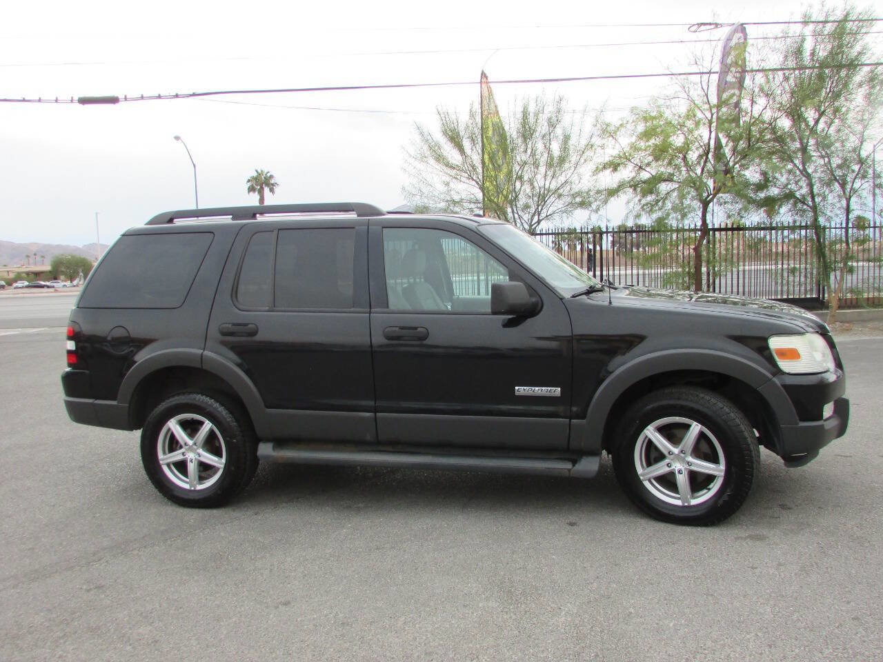 Used 2006 Ford Explorer XLT AWD/4WD image 3