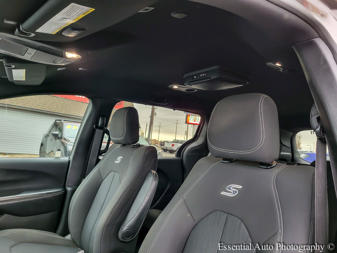 Used 2018 Chrysler Pacifica Touring Plus image 9