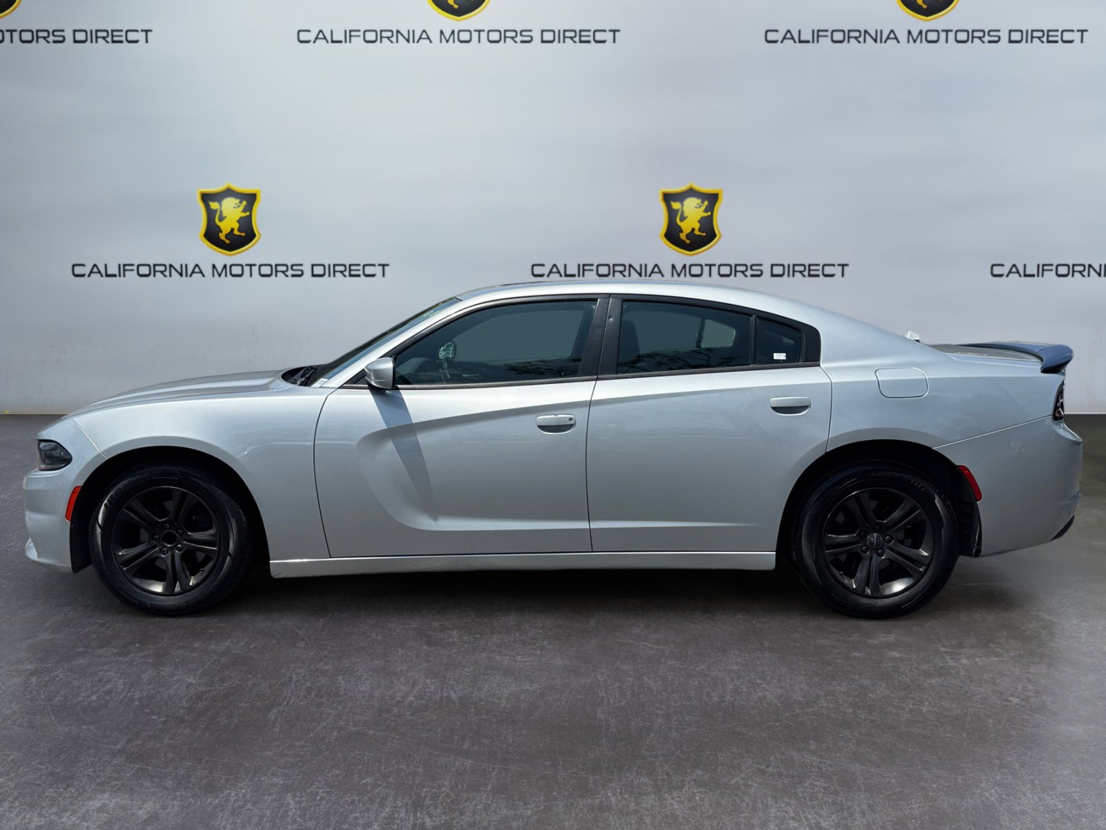 Used 2019 Dodge Charger SXT RWD image 2
