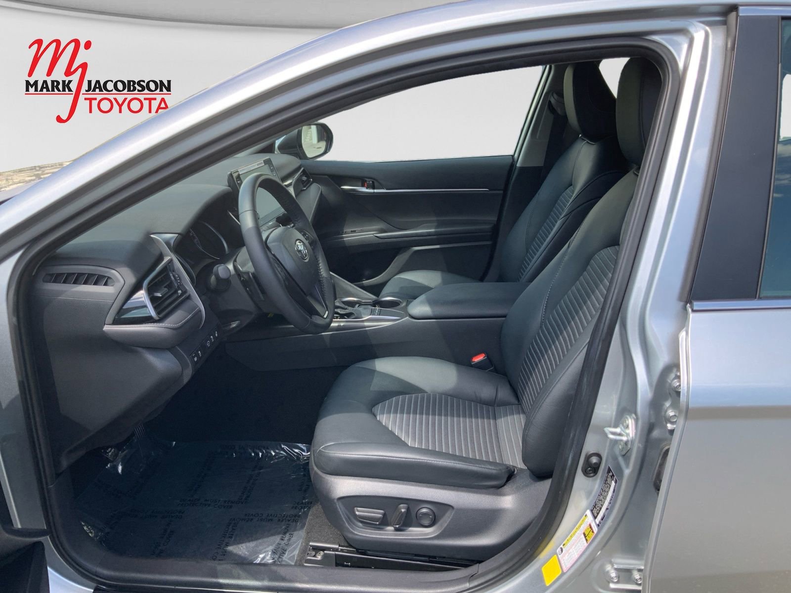Used 2024 Toyota Camry SE w/ Cold Weather Package FWD image 14