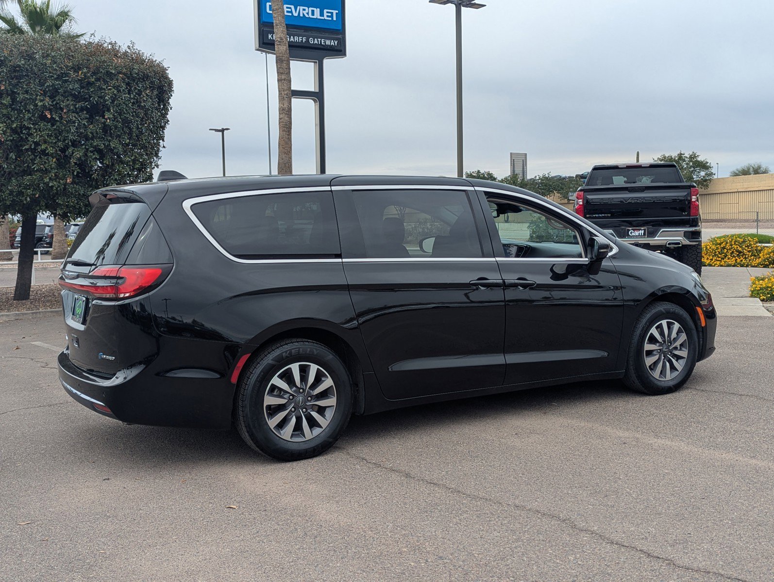 Used 2024 Chrysler Pacifica Select image 5