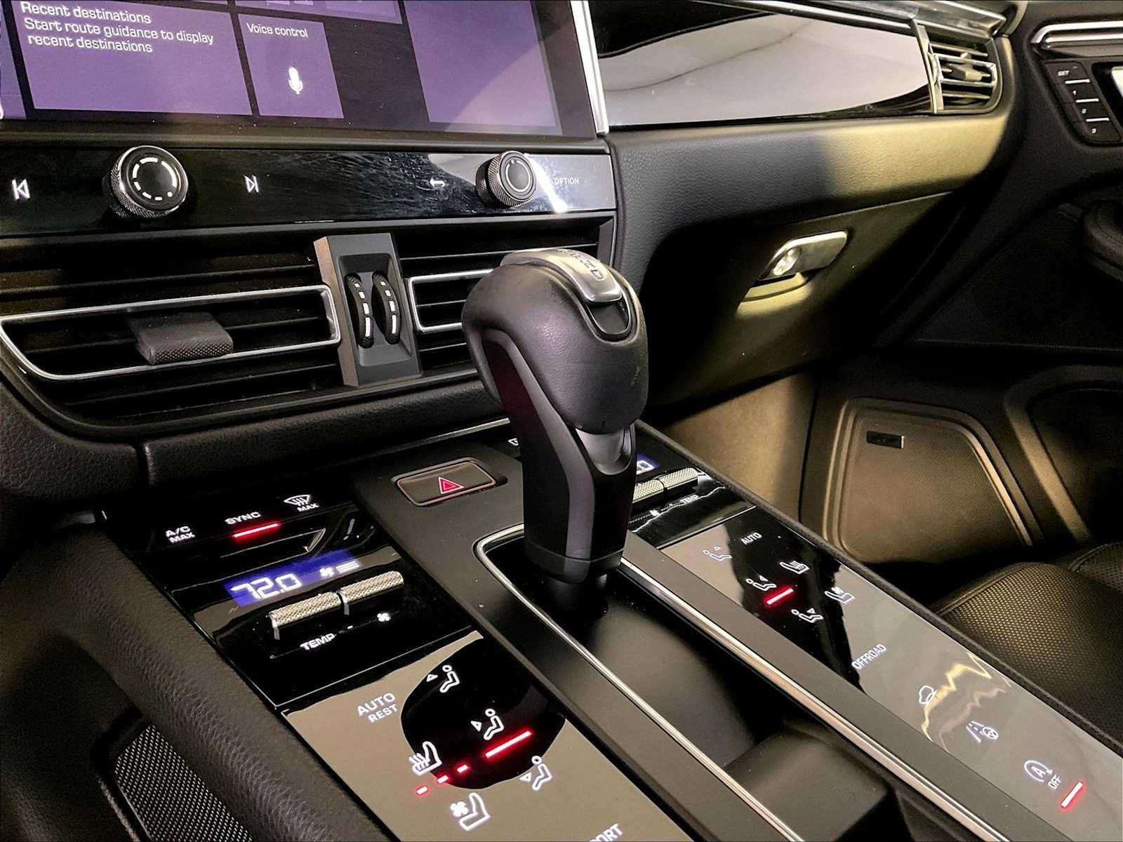 Certified 2024 Porsche Macan AWD/4WD image 17