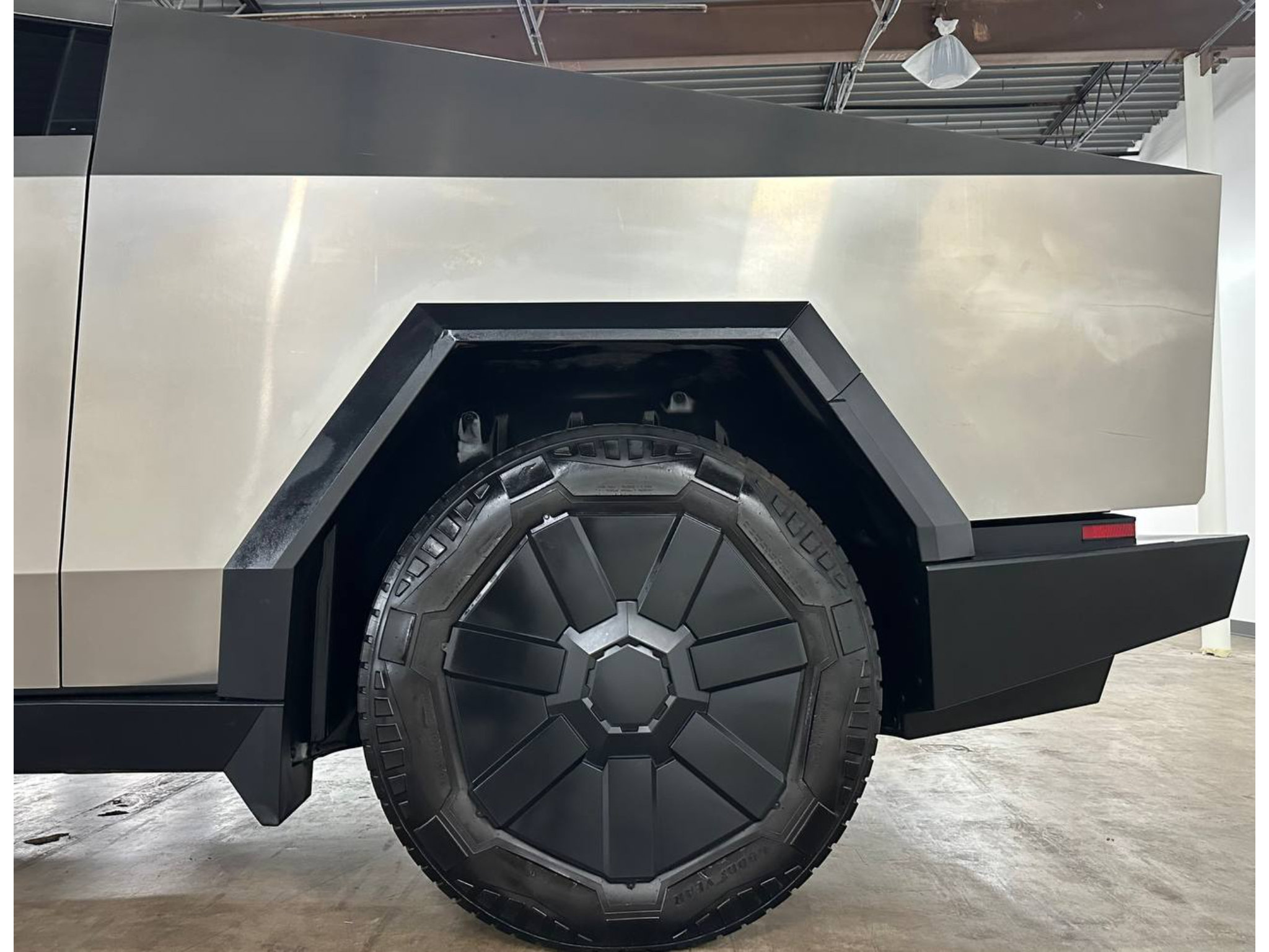 Used 2024 Tesla Cybertruck AWD Crew Cab image 9