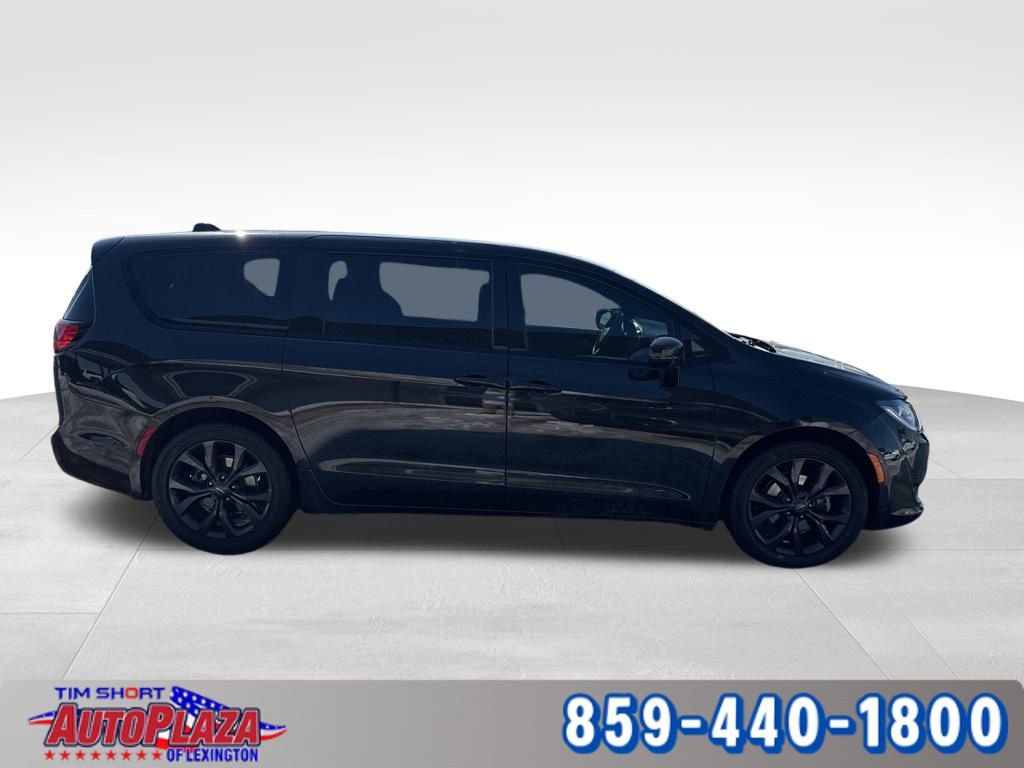 Used 2020 Chrysler Pacifica Touring w/ S Appearance Package image 6