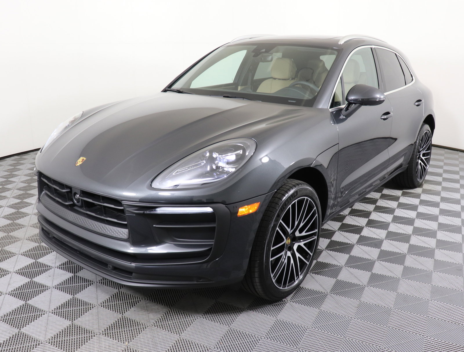 Used 2025 Porsche Macan image 10