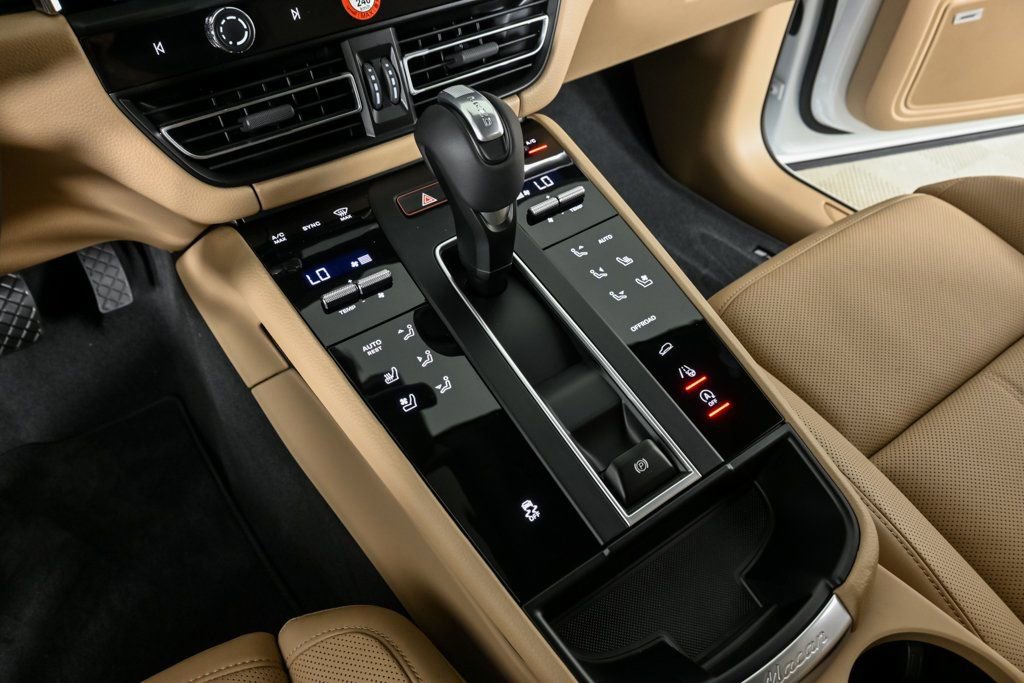 Certified 2025 Porsche Macan image 17